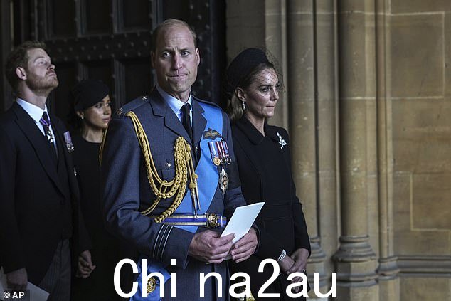 威廉王子(右二)威尔士王妃凯特(右)哈里王子(左)和苏塞克斯公爵夫人梅根(左二)在向伊丽莎白二世女王致敬后离开9 月在威斯敏斯特产假大厅