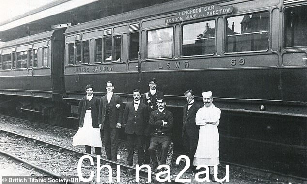 图片:一群人在 69 号餐车外摆姿势,这张照片可能拍摄于 1912 年