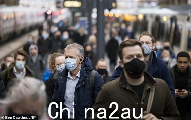 身体不适的成年人应该呆在家里,如果他们必须外出,应该戴上口罩,卫生主管今天说,同时警告 NHS 面临比大流行高峰期更大的压力