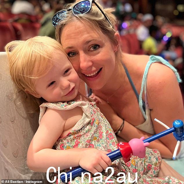 女儿们的妈妈:Ali 解释说她一直在提醒自己她的经历会‘这次不同,因为我们没有处于全球大流行之中’