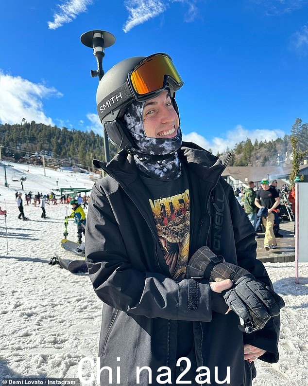 照片操作:Jutes 作为他的女朋友露出了露齿的笑容end 拍了一张他在雪地里的照片