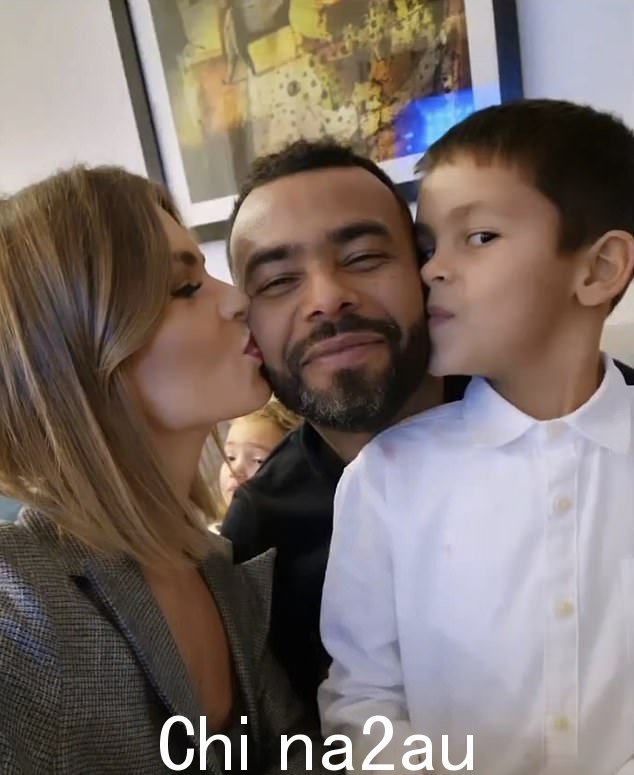 家庭:Ashley Cole 的未婚妻 Sharon Canu 和他们的儿子 Jaxon 在庆祝新年时罕见地亲吻了他们的脸颊