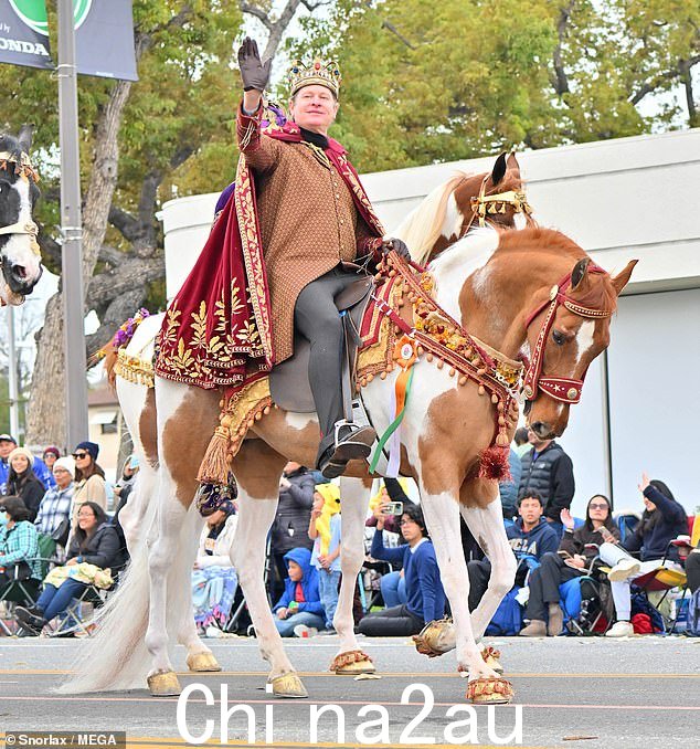 看起来富丽堂皇:卡森·克雷斯利 (Carson Kressley) 每年都会在加利福尼亚州帕萨迪纳 (Pasadena) 参加玫瑰花车游行