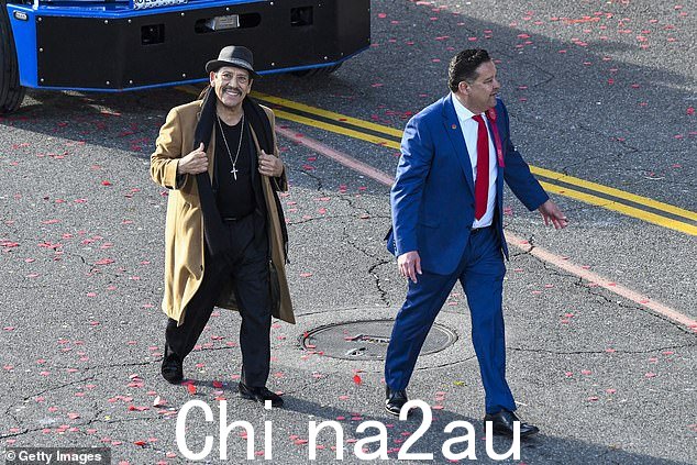 炫耀他的东西:丹尼特乔也参加了游行,当他和帕萨迪纳市长维克多戈多乘坐的车辆抛锚时,他被迫走一些路线