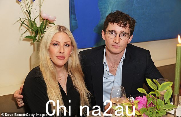 这对夫妇:Ellie 和她的丈夫 Caspar 于 2019 年 8 月在约克大教堂举行了盛大的婚礼,这是在宣布订婚一年后(如图所示,2021 年)