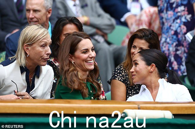 前网球运动员玛蒂娜纳芙拉蒂洛娃（左）坐在凯特旁边，她现在是英国王妃在 2019 年 7 月美国选手塞雷娜·威廉姆斯和罗马尼亚选手西蒙娜·哈勒普的决赛之前，威尔士和苏塞克斯公爵夫人梅根·马克尔在温布尔登皇家包厢。” class=