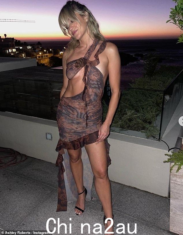 哇!阿什莉·罗伯茨 (Ashley Roberts) 在新年前夕穿着性感的透视连衣裙再次炫耀她令人难以置信的体格,为 2023 年带来一场风暴
