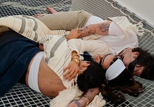 Selena 发布了很多他们一起旅行的照片,她为这些照片配上了标题,'好吧,叫我们三人组'