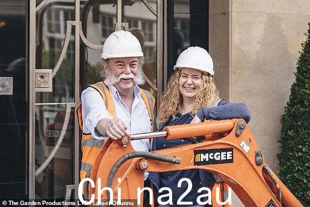来自多尼戈尔的矿工团队多年来一直在地基下日以继夜地工作,在 Mayfair Hotel Megabuild 上近乎沉默地手工挖掘粘土