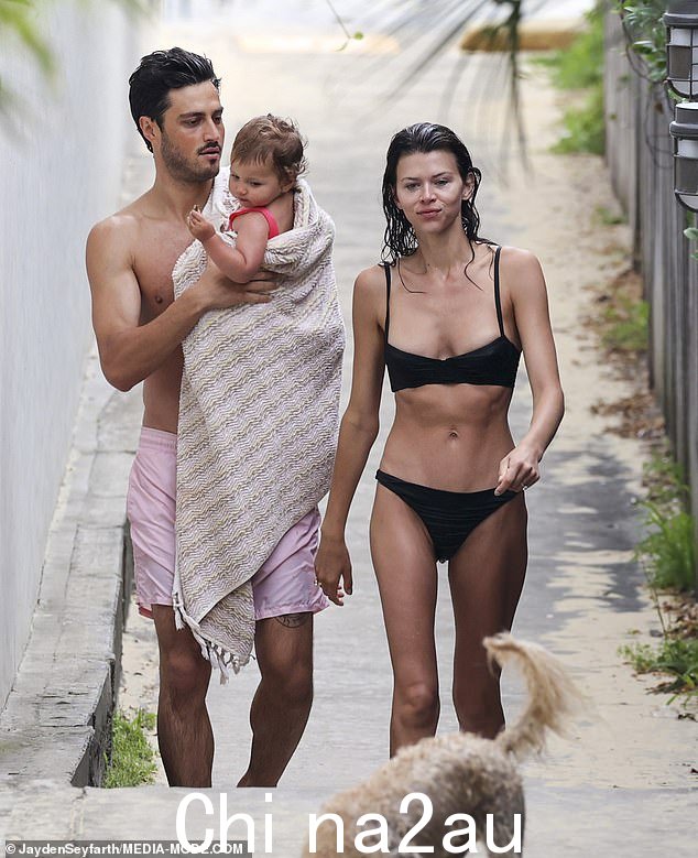 Georgia 和 Nathan 轮流抱着他们的孩子,w ith the little one wround in a towel