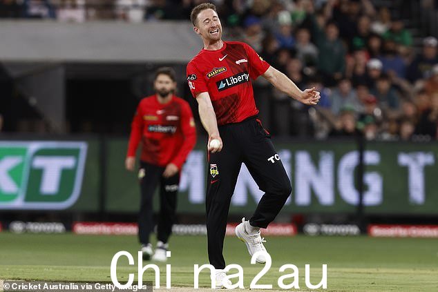 Rogers 然后在他的前两次投球中拿下三个小门,将开始减少到 3-12 追逐 142