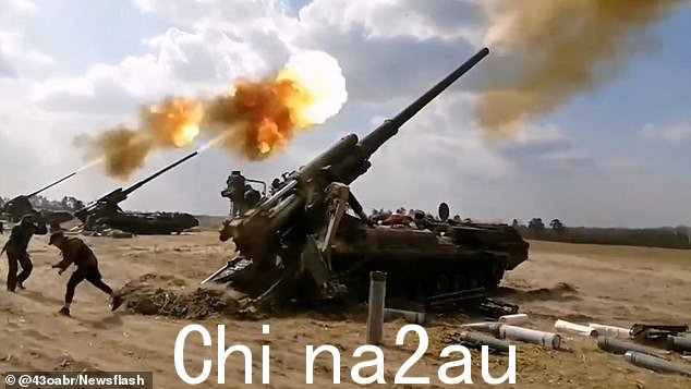 我们真的会和 1973 年一样吗?乌克兰士兵在乌克兰的榴弹炮电池的帮助下向俄罗斯军事阵地射击