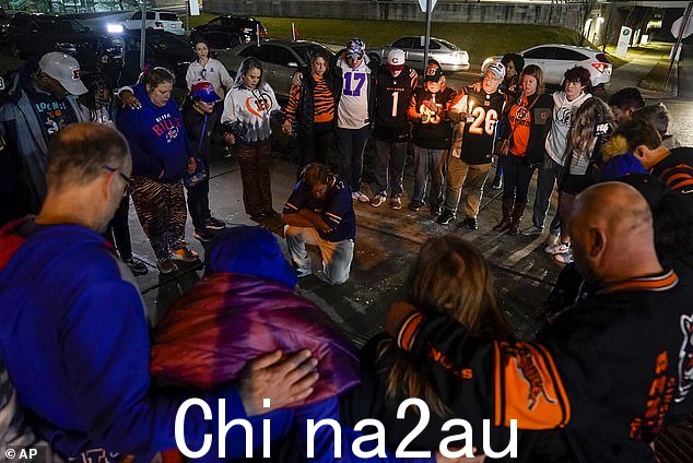 Buffalo Bills 和 Cincinnati Bengals 的球迷聚集在 Hamlin 接受治疗的医院外,绝望地等待他的病情更新