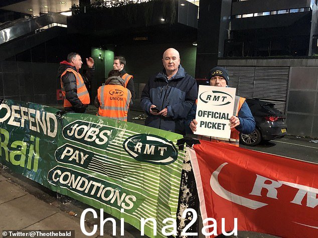 米克林奇今天早上在尤斯顿车站的一条非常细的纠察线上,因为罢工今天和本周余下的时间袭击了这个国家