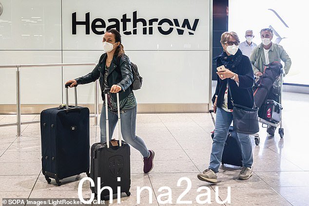 顶级医生说 NHS 的当前情况比大流行最黑暗的日子'更糟'。图为 2021 年 8 月希思罗机场的旅客戴着口罩