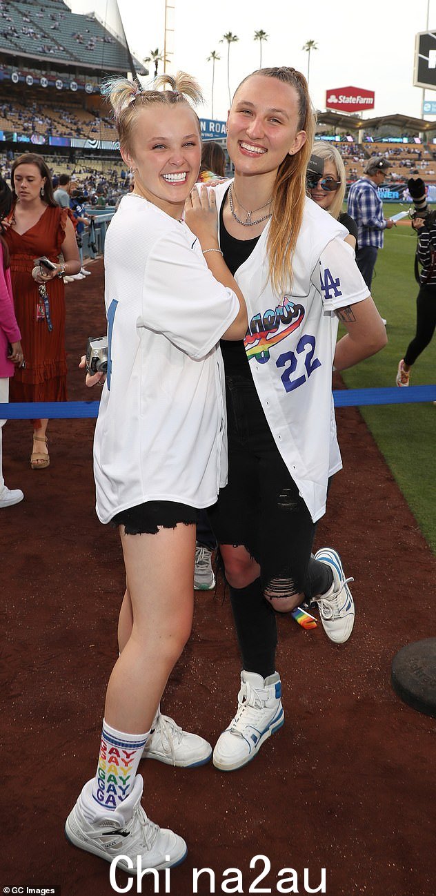Exes:JoJo 去年出柜后与 Kylie Prew 约会,但两人在约会一年半后于 8 月分手
