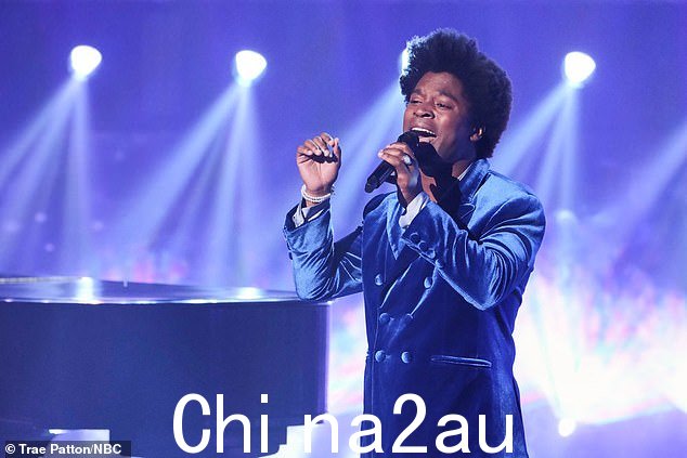 起立鼓掌:所有评委在 Jimmie 结束时起立鼓掌