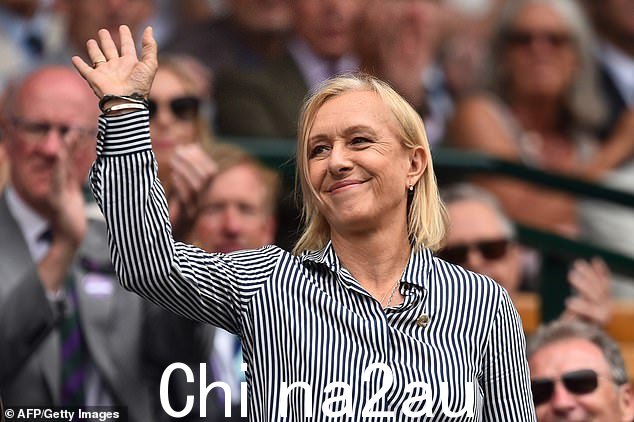 2019 年 7 月 6 日,美国前网球运动员玛蒂娜·纳夫拉蒂洛娃 (Martina Navratilova) 在伦敦西南部温布尔登全英网球俱乐部中央球场的皇家包厢中挥手致意