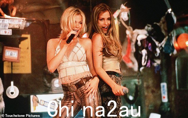 哦,亲爱的:Glanville 还谈到了 Perabo 在 2000 年的电影 Coyote Ugly 中与 LeAnn 一起出现的“讽刺”,他在为她离开妻子后将继续与她结婚(如图)