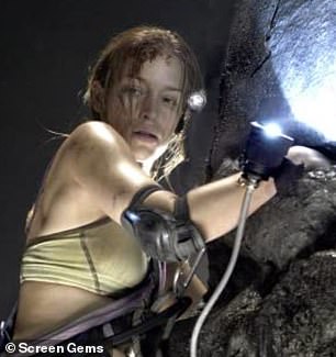 据称:这位真人秀明星声称 Piper 在 2005 年与 Eddie 有染;出现在 The Cave