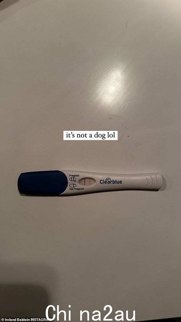 这是真的!鲍德温随后在她的故事中用一张怀孕测试的照片证实了这个好消息,写着,'这不是狗,哈哈'