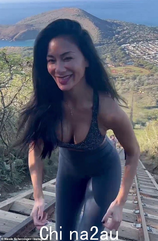 Fitness:在另一个片段中,Pussycat Doll 在跑上一段陡峭的 s 后伸了个懒腰steps to make it to the top of the mountain