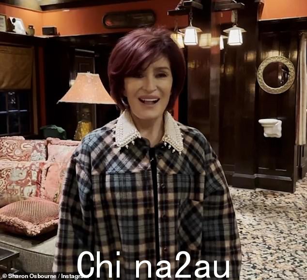 '爱你们':Sharon 祝她的观众'健康快乐的假期',并向他们发送她的爱,因为她在视频中看起来心情愉快