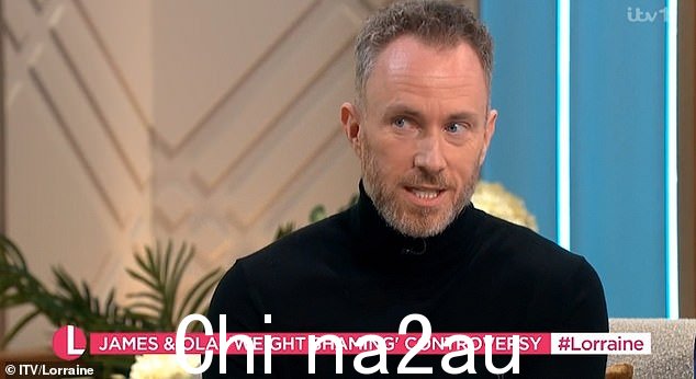 哇!詹姆斯说:“我无法自己系鞋带。我不得不坐下。我的肚子挡住了路'
