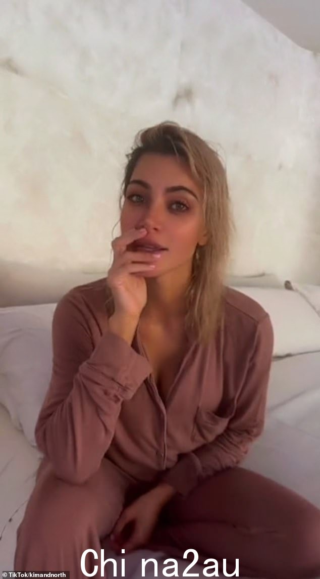 Natural: North West 拍摄了一张圣诞节 TikTok,展示了她母亲 Kim Kardashian 的真发