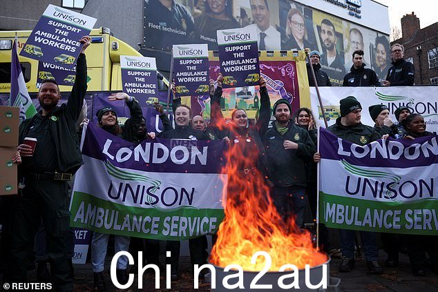 救护车工人参加罢工,与政府就工资发生争执,在 NHS 伦敦救护车服务外