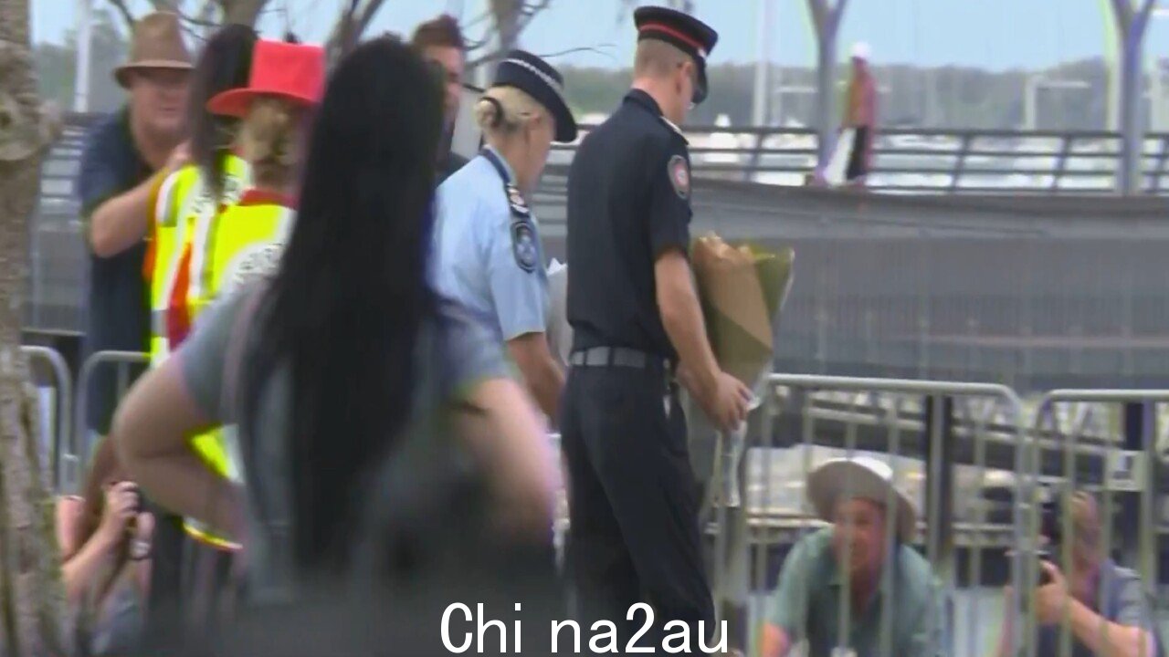 为遇难者献上鲜花黄金海岸直升机坠毁事故” /><p>一位航空专家表示,录像将在确定黄金海岸直升机空中相撞事故的原因方面发挥关键作用,这起事故造成 4 人死亡。</p><p>两人由海洋世界直升机公司运营的飞机在元旦进行欢乐飞行时,一架直升机的旋翼桨叶在起飞时撞上了另一架似乎正在着陆的直升机。</p><p>其中一架直升机坠落地面,造成人员伤亡机上七人中的四人——飞行员 Ashley Jenkinson Jenkinson、英国夫妇 Ron 和 Diane Hughes 以及悉尼的母亲 Vanessa Tadros。</p><p>另一架直升机的挡风玻璃和机身前部严重受损,设法与五名乘客安全降落在沙洲上。</p><p>使用 Flash 直播和点播天空新闻。超过 25 个新闻频道我在 1 个地方。闪存新手?免费试用 1 个月。优惠截止日期为 2023 年 10 月 31 日</p><img class=