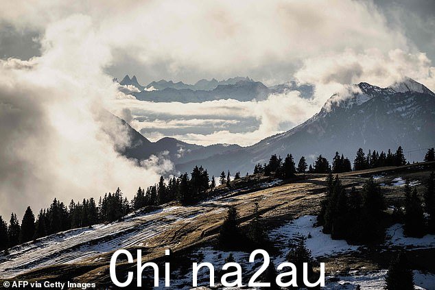 图:Le 的斜坡顶部上周看到安纳西附近的 Semnoz 滑雪胜地,因为该滑雪胜地由于缺雪而不得不暂时关闭