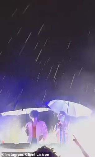 当雷雨袭来时,两人被迫撑起两把雨伞来保护他们的甲板和技术