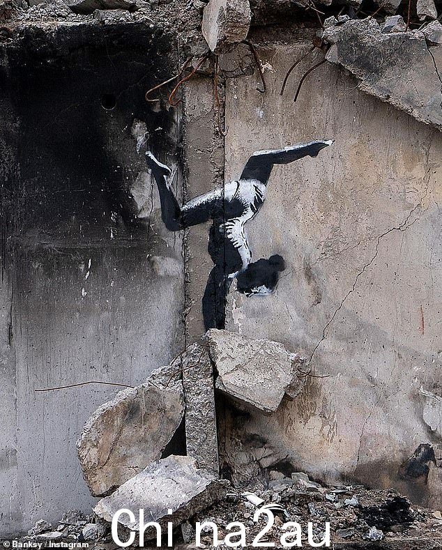 在这幅 Banksy 的作品中,一位女体操运动员在 Borodyanka 公寓楼底部的瓦砾上保持平衡,这栋公寓楼被俄罗斯的炮击完全摧毁了