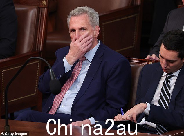 麦卡锡在第一轮投票中有时会显得紧张不安,但他小心翼翼地不让情绪失控