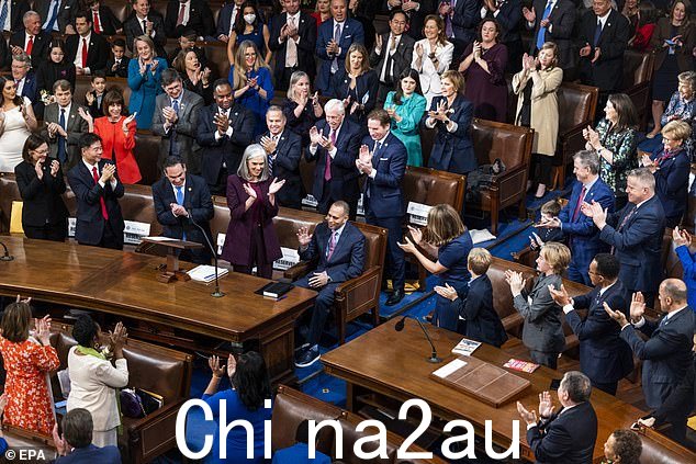 和麦卡锡一样,民主党领袖哈金杰弗里斯也去了当他的名字被提名为议长候选人时,他的政党起立鼓掌