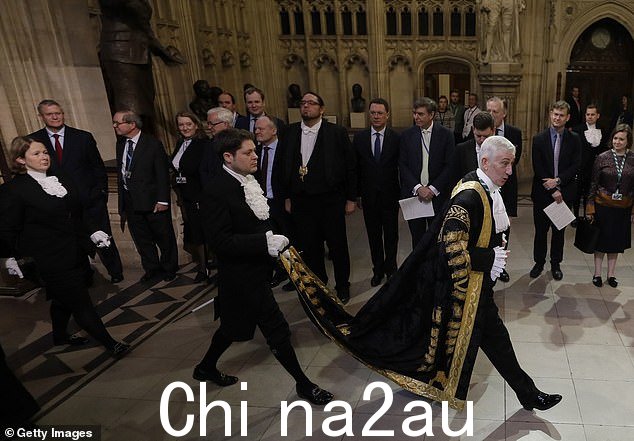下议院议长 Lindsay Hoyle 爵士在 Hou 议会开幕当天穿过议会的下议院议员大厅ses of Parliament on December 19, 2019 in London, England