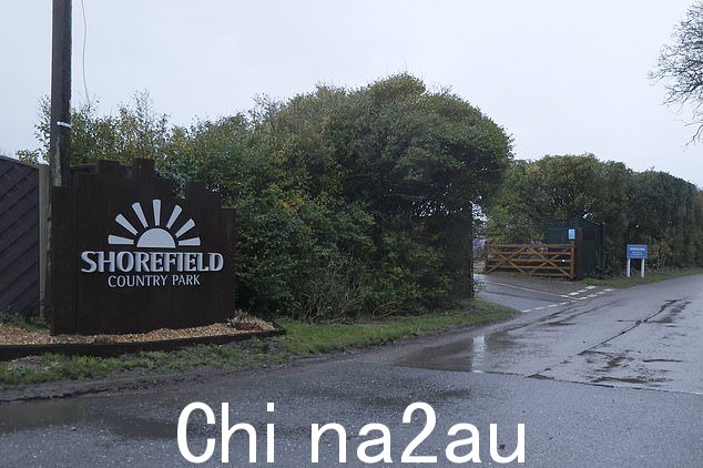 尸体是在肖菲尔德郊野公园入口附近的一处房产中发现的,这是一个带旅馆和水疗中心的豪华度假公园