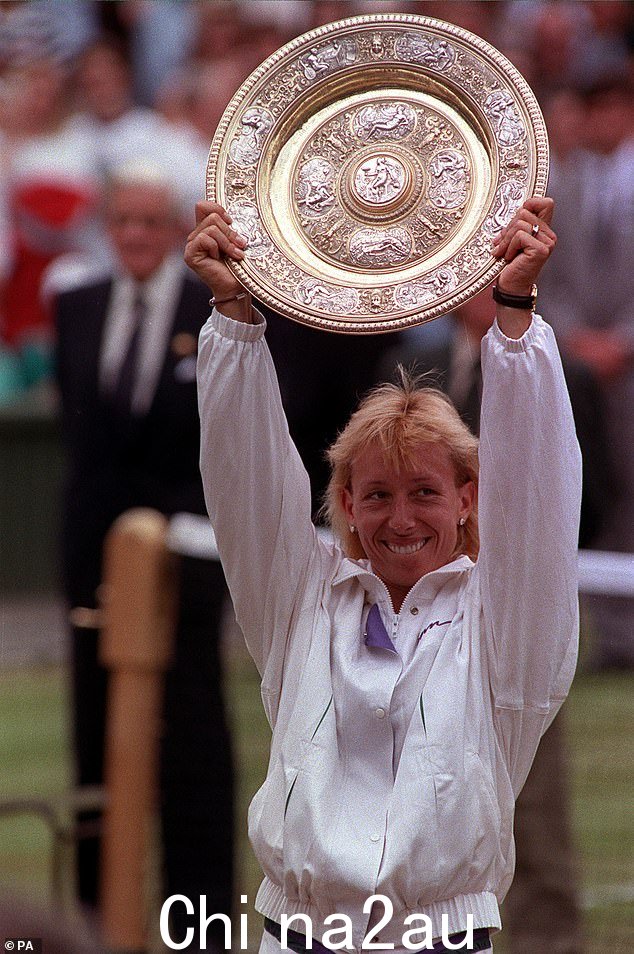 Navratilova 女士在 1990 年创纪录地第九次赢得女子决赛后举起奖杯