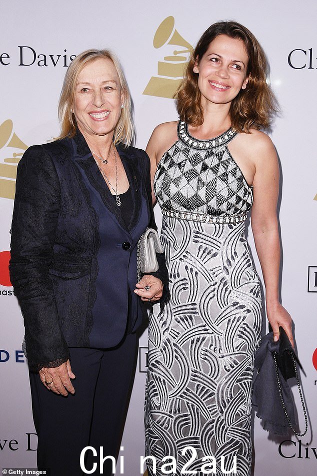 Martina Navratilova 和 Julia Lemigova 出席 2017 年格莱美前晚会
