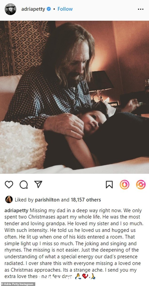 Adria 于 12 月 22 日在 Instagram 上写道:'现在非常想念我的父亲。我们一生只度过了两个圣诞节。他是最温柔、最有爱心的爷爷。他爱我姐姐和我非常喜欢。如此强烈。他告诉我们他爱我们并经常拥抱我们。当他的一个孩子进入房间时,他点亮了。我非常想念那种简单的点亮。开玩笑、唱歌和押韵。思念并不容易,只是对什么的理解加深我们父亲的存在散发出一种特殊的能量'