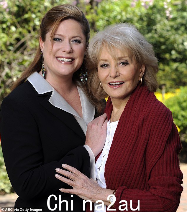 芭芭拉·沃尔特斯 (Barbara Walters) 于 2008 年出版了她的自传《试镜》(Audition),详细描述了她漫长而成功的职业生涯以及她的个人生活。在她与李·古柏 (Lee Guber) 的第二次婚姻中,沃尔特斯流产了三次。这对夫妇决定收养一个女婴,他们以沃尔特斯的姐姐的名字命名为杰奎琳。杰奎琳(沃尔特斯称呼她为她)十几岁时曾经历过一些困难时期,包括逃跑。上图是杰奎琳·丹佛斯和沃尔特斯的照片摘自 2008 年关于沃尔特斯回忆录和我的 ABC 新闻特别节目ife