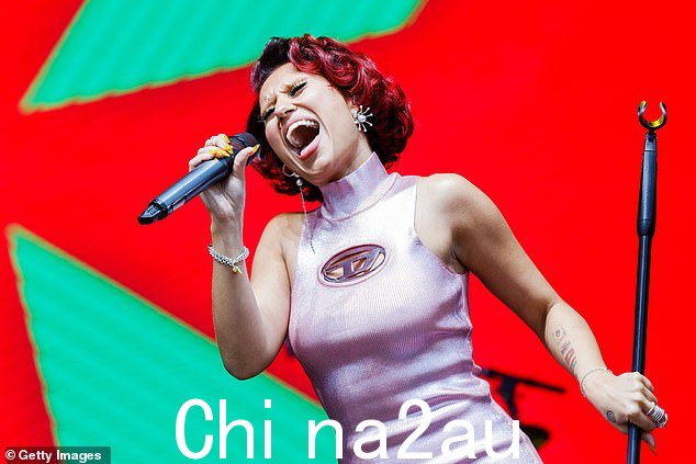 第一名:与此同时,歌手兼词曲作者 Raye,真名 Rachel Keen,有望凭借 Escapism 获得她的首个排行榜冠军和 2023 年的第一名