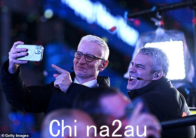 但 Ryan 喜欢 Anderson:接下来 Ryan 为 Andy 的节目和联合主演 Anderson Cooper 提供道具。 '他们有一场精彩的表演。安德森,最好的。他转过身说:“有一场精彩的表演。”班级。班级。安迪没有转身,'声称 Seacrest