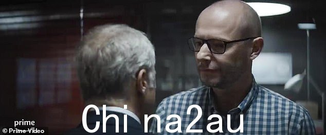 Bizarre:'我期待着亲自认识你们所有人,'接下来听到 Waltz 说,我们看到他与员工握手,然后开始闻每一个人them