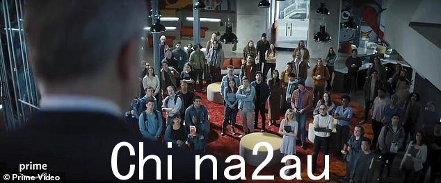简单服务:'我提供非常简单的服务,'他告诉工人们,下一个场景显示他在楼上办公室的一楼检查他们