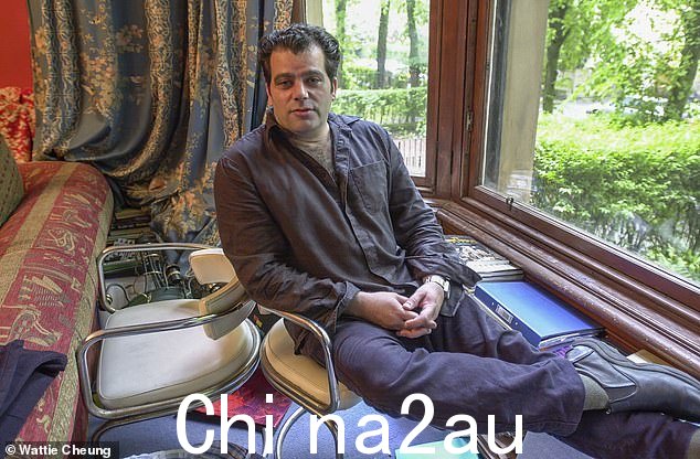 Alan Rankine,苏格兰音乐家和唱片制作人 2000 年在他家中的照片