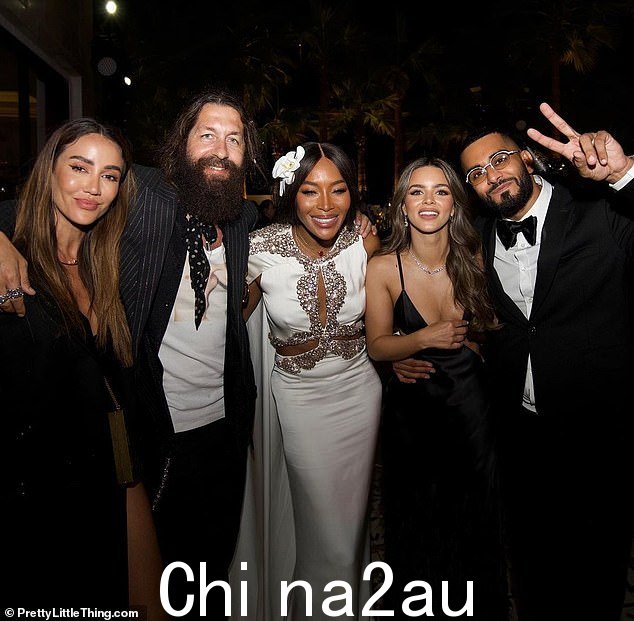 夫妇:Umar,他的未婚妻 Nada Adelle(右二)穿着经典的黑色燕尾服和清爽的白色衬衫参加庆祝活动