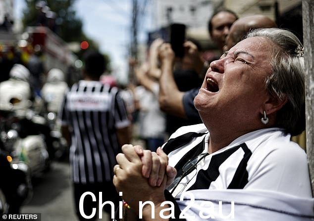曾经和平的地方,现在几乎无法控制混乱,成千上万的支持者聚集在 Dona Celeste 家门外,挥舞着旗帜,祈祷,哭泣和鼓掌,等待载着贝利棺材的消防车到达
