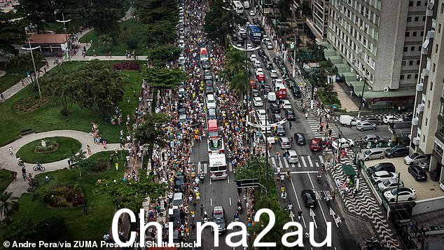不过到了中午,运河 6 已经成为史上最伟大足球运动员送葬队伍的焦点